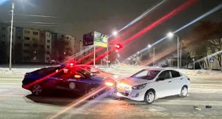 В Рудном таксист врезался в полицейское авто, спасая свою жизнь