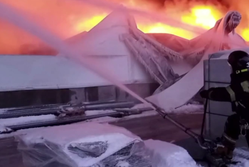 Мощный пожар охватил самый большой склад Wildberries в Санкт-Петербурге