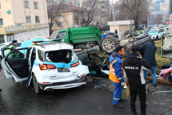 Водитель потерял сознание: полицейские пострадали в жутком ДТП в Алматы