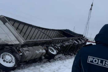 Грузовик слетел в кювет на трассе в Костанайской области