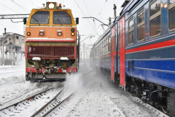 Фотография к новости: Более 500 человек эвакуировали на поездах в непогоду