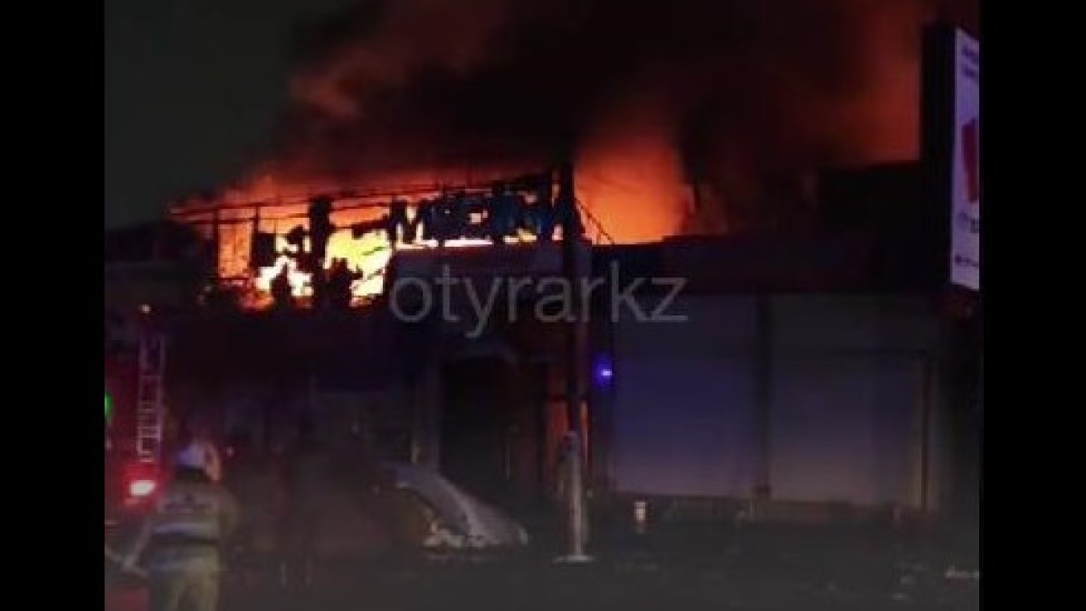 Крупный пожар охватил строительные магазины в Шымкенте