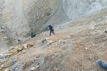 Фотография к новости: Семьи разыскиваемых в котловане спасателей не теряют надежды