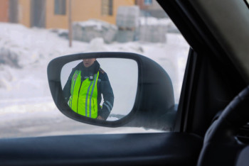 Водителя с долгами на 33 млн тенге поймали в Шымкенте