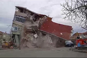 Фотография к новости: Многоэтажка рухнула в Стамбуле из-за строительства метро