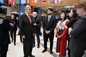 Фотография к новости: Токаев встретился с казахстанцами в Италии