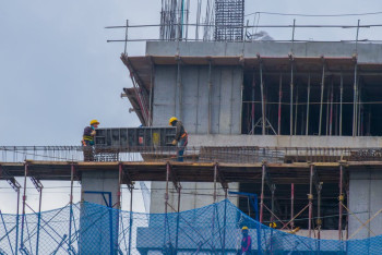 Застройщика обязали выплатить дольщикам моральную компенсацию в ЗКО