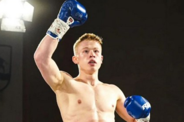 Фотография к новости: Боксёр из Казахстана одолел "Бомбардировщика"