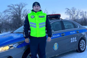 Фотография к новости: Полицейский спас заблудившихся в буран мужчину и подростка в ЗКО