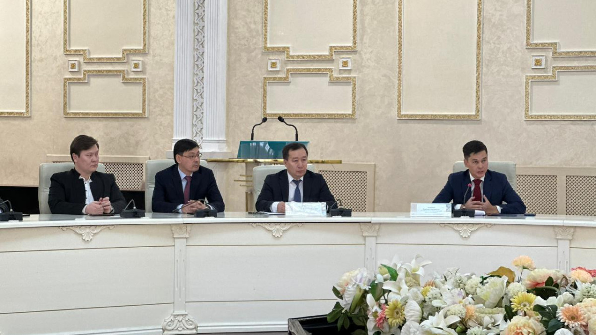 Cнимаются "временные барьеры" в коммуникациях -  Куаныш Еликбаев о переходе на новый часовой пояс