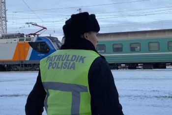 Трех пассажиров ссадили с пассажирских поездов за распитие алкоголя