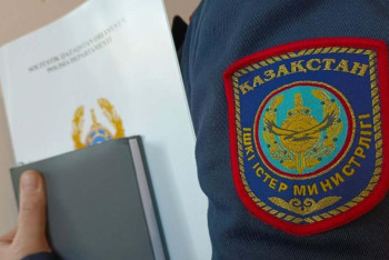 После распития алкоголя в лифте полицейских освободили от должности в Астане