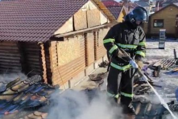 Фотография к новости: Пожар охватил банный комплекс в Усть-Каменогорске