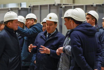 Фотография к новости: Алихан Смаилов посетил машиностроительные предприятия Костанайской области