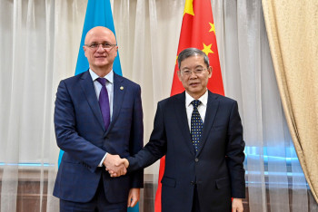 Фотография к новости: Роман Скляр и Хао Минцзинь обсудили сотрудничество между Казахстаном и Китаем