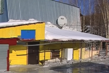 Фотография к новости: Два метра льда: Посёлок затопило в пригороде Риддера