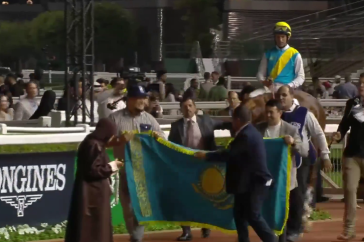 Фотография к новости: Зарабатывает как Головкин: конь из Казахстана выиграл скачки в Дубае