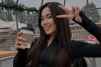 Шавкат Рахмонов встретился с красавицей-боксёршей из Казахстана