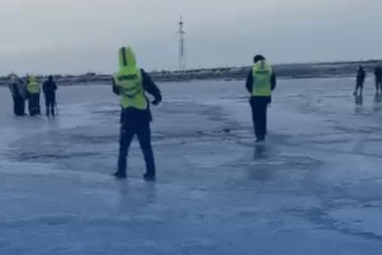 Автомобиль вместе с пассажирами ушёл под лёд в Атырау