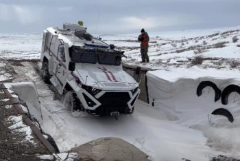 Бронированную технику испытывает в степи МЧС Казахстана