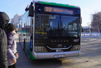 Фотография к новости: В Астане разрешили пассажирам входить в автобусы в любую из дверей