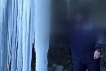 Фотография к новости: Мужчина разрушил ледяные сталактиты в каньоне Тамшалы в Мангистау