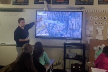 Фотография к новости: В сети обсуждают учителя, который объясняет историю с помощью компьютерных игр