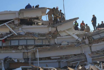 Спустя год после землетрясения в Турции 700 тысяч человек живут в палатках