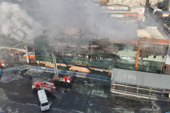 Сильный пожар обрушил кровлю рынка в Семее