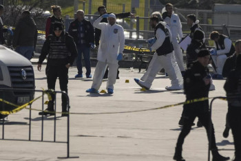 "Люди в панике ложились на землю". Теракт у здания суда произошёл в Стамбуле