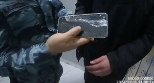 Общественники попытались передать телефон заключенному в Астане