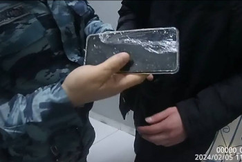 Фотография к новости: Общественники попытались передать телефон заключенному в Астане