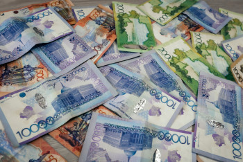 Фотография к новости: Казахстанцы перевели за рубеж в три раза больше денег, чем получили