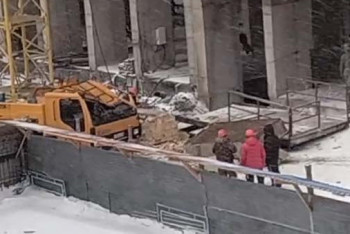 Фотография к новости: Груз сорвался со строительного крана в Костанае