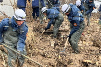 Фотография к новости: Какую помощь окажут парню, потерявшему семью из-за оплывины в Алматы