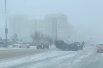 Легковой автомобиль перевернулся в центре Астаны