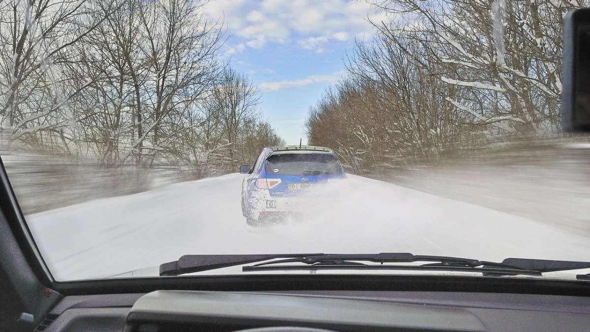 Более 200 автомобилей застряли на трассах из-за бурана в Казахстане