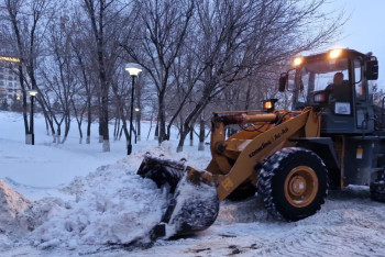 Более тысячи единиц спецтехники убирают снег ночью в Астане