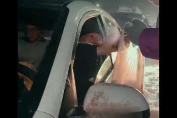 Волонтёры привезли еду застрявшим на трассе в Карагандинской области