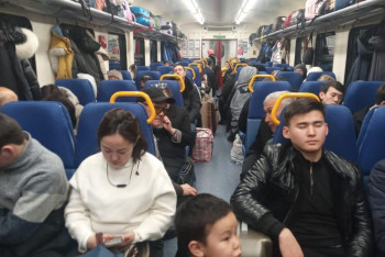 Более 400 человек эвакуировали с трасс на поездах в Казахстане