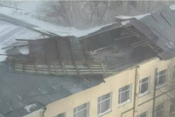 Ураганный ветер повредил крышу корпуса одного из столичных вузов