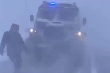 Фотография к новости: Отказывающимся от эвакуации водителям раздают продуктовые пакеты в Актюбинской области