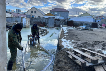 Вода льётся рекой: село затопило в Атырауской области