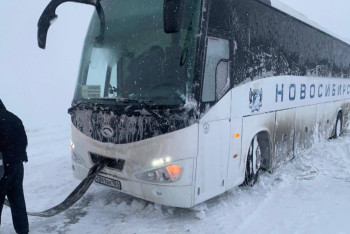 Пассажирский автобус из России застрял на казахстанской трассе из-за метели