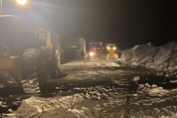 Гигантскую пробку на трассе "Самара — Шымкент" продолжают очищать с помощью бульдозеров