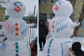 Дети застрявших на трассе в Актобе иностранцев слепили снеговика с флагами Узбекистана и Казахстана