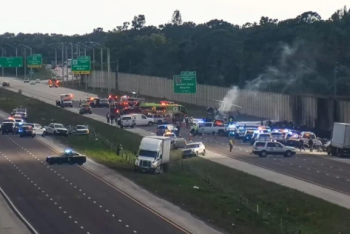 Фотография к новости: Частный самолёт с пассажирами рухнул на автостраду во Флориде