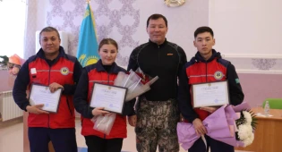 В Актобе наградили фельдшеров, ползком добиравшихся по сугробам к пациенту
