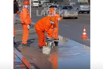 Чиновники объяснили, почему на улицах Актау коммунальщики убирают воду совками