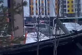 Штормовой ветер унёс крышу задания в Астане